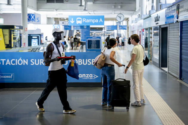The DGT anticipates 6.9 million trips during the final special summer travel operation. Passengers wait at the South Bus Station during the summer return operation, on August 30, 2026, in Madrid, Spain. This year, the special operation began at 3:00 p.m. on Friday, August 28, and will conclude at midnight on Monday, August 31. The DGT estimates that the return travel will occur in waves and, as is the case every year, they will coincide with the outbound travel of those taking their vacations in September and with those returning to their usual residences in other European countries after the summer break. Furthermore, this return operation also coincides with the MotoGP Aragon Grand Prix, an event that will generate significant traffic—pa Copyright: xA.xPÃ rezxMecax 7738886