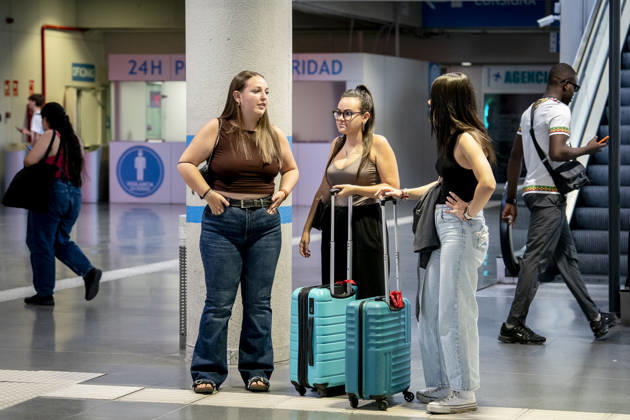 The DGT anticipates 6.9 million trips during the final special summer travel operation. Passengers wait at the South Bus Station during the summer return operation, on August 30, 2026, in Madrid, Spain. This year, the special operation began at 3:00 p.m. on Friday, August 28, and will conclude at midnight on Monday, August 31. The DGT estimates that the return travel will occur in waves and, as is the case every year, they will coincide with the outbound travel of those taking their vacations in September and with those returning to their usual residences in other European countries after the summer break. Furthermore, this return operation also coincides with the MotoGP Aragon Grand Prix, an event that will generate significant traffic—pa Copyright: xA.xPÃ rezxMecax 7738887