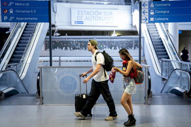 The DGT anticipates 6.9 million trips during the final special summer travel operation. Passengers wait at the South Bus Station during the summer return operation, on August 30, 2026, in Madrid, Spain. This year, the special operation began at 3:00 p.m. on Friday, August 28, and will conclude at midnight on Monday, August 31. The DGT estimates that the return travel will occur in waves and, as is the case every year, they will coincide with the outbound travel of those taking their vacations in September and with those returning to their usual residences in other European countries after the summer break. Furthermore, this return operation also coincides with the MotoGP Aragon Grand Prix, an event that will generate significant traffic—pa Copyright: xA.xPÃ rezxMecax 7738889