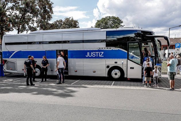 75 Years of the Federal Police: Community Festival Hosted by the Federal Police Headquarters in Hanover Prisoner transport bus from the Hanover Correctional Facility (JVA Hanover) Cells for 27 inmates Transfer of prisoners between the Hanover Correctional Facility and the Federal Police Headquarters in Hanover, Lower Saxony, Hanover Region, Germany