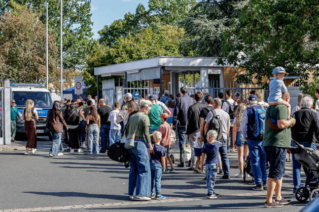 75 Years of the Federal Police: Community Festival at the Hanover Federal Police Headquarters; Crowds at the Main Entrance; Hanover Federal Police Headquarters, Lower Saxony, Hanover Region, Germany