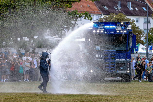 75 Years of the Federal Police: Community Festival Hosted by the Federal Police Headquarters in Hanover; Federal Police Water Cannons; Demonstration of water jets with varying pressures directed at people; Hanover; Federal Police Headquarters in Hanover, Lower Saxony, Hanover Region, Germany