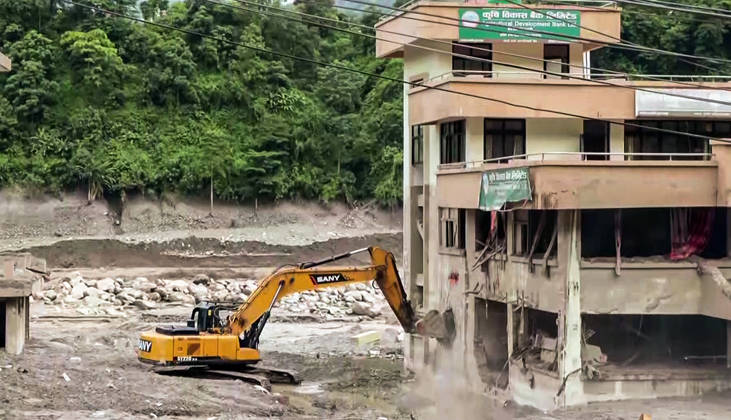 RECORD DATE NOT STATED Nuwakot Nepal , Aug 30 (ANI): An excavator clears debris near a damaged multi-storey building after a devastating flood tore through the area at Trishuli, in Nuwakot on Sunday. (ANI Video Grab) Nuwakot Nepal Copyright: xANIx ANI_20260830156