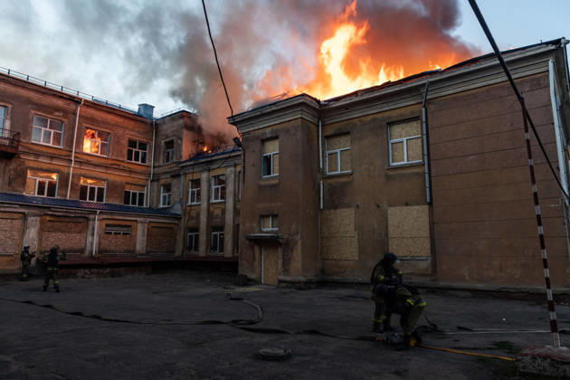 Facility building hit by Russian airstrike in Kramatorsk KRAMATORSK, UKRAINE - AUGUST 30: Firefighters work to extinguish a fire at a facility building following a Russian airstrike in Kramatorsk, Ukraine, on August 30, 2026. Francisco Richart Anadolu Kramatorsk Ukraine. Editorial use only. Please get in touch for any other usage.  Copyright: x2026xAnadoluxFranciscoxRichartx