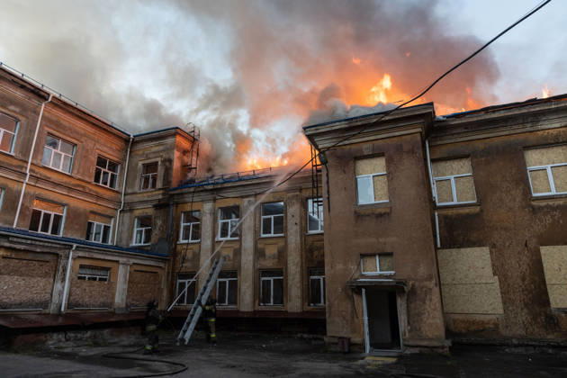 Facility building hit by Russian airstrike in Kramatorsk KRAMATORSK, UKRAINE - AUGUST 30: Firefighters work to extinguish a fire at a facility building following a Russian airstrike in Kramatorsk, Ukraine, on August 30, 2026. Francisco Richart Anadolu Kramatorsk Ukraine. Editorial use only. Please get in touch for any other usage.  Copyright: x2026xAnadoluxFranciscoxRichartx