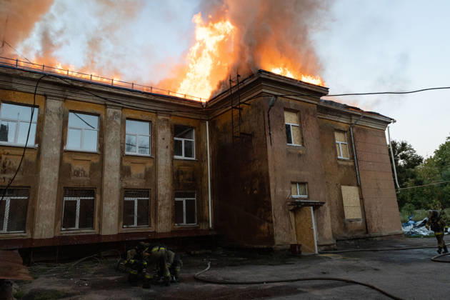 Facility building hit by Russian airstrike in Kramatorsk KRAMATORSK, UKRAINE - AUGUST 30: Firefighters work to extinguish a fire at a facility building following a Russian airstrike in Kramatorsk, Ukraine, on August 30, 2026. Francisco Richart Anadolu Kramatorsk Ukraine. Editorial use only. Please get in touch for any other usage.  Copyright: x2026xAnadoluxFranciscoxRichartx