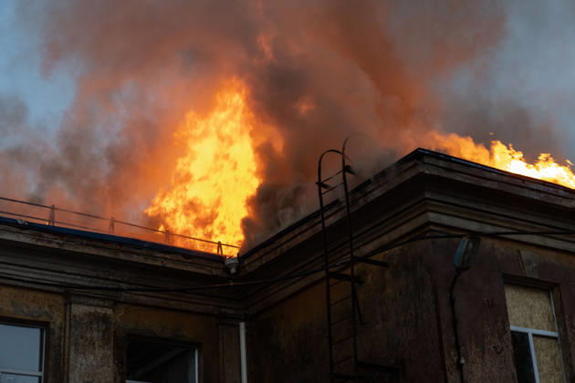 Facility building hit by Russian airstrike in Kramatorsk KRAMATORSK, UKRAINE - AUGUST 30: A view of the burning roof as firefighters work to extinguish the fire at a facility building following a Russian airstrike in Kramatorsk, Ukraine, on August 30, 2026. Francisco Richart Anadolu Kramatorsk Ukraine. Editorial use only. Please get in touch for any other usage.  Copyright: x2026xAnadoluxFranciscoxRichartx