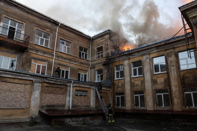 Facility building hit by Russian airstrike in Kramatorsk KRAMATORSK, UKRAINE - AUGUST 30: Firefighters work to extinguish a fire at a facility building following a Russian airstrike in Kramatorsk, Ukraine, on August 30, 2026. Francisco Richart Anadolu Kramatorsk Ukraine. Editorial use only. Please get in touch for any other usage.  Copyright: x2026xAnadoluxFranciscoxRichartx