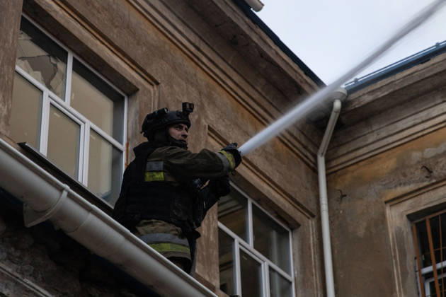 Facility building hit by Russian airstrike in Kramatorsk KRAMATORSK, UKRAINE - AUGUST 30: A firefighter operates at a fire in a facility building following a Russian airstrike in Kramatorsk, Ukraine, on August 30, 2026. Francisco Richart Anadolu Kramatorsk Ukraine. Editorial use only. Please get in touch for any other usage.  Copyright: x2026xAnadoluxFranciscoxRichartx