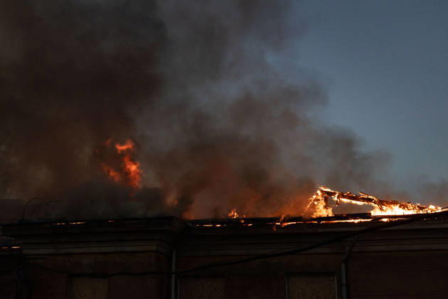 Facility building hit by Russian airstrike in Kramatorsk KRAMATORSK, UKRAINE - AUGUST 30: A view of the burning roof as firefighters work to extinguish the fire at a facility building following a Russian airstrike in Kramatorsk, Ukraine, on August 30, 2026. Francisco Richart Anadolu Kramatorsk Ukraine. Editorial use only. Please get in touch for any other usage.  Copyright: x2026xAnadoluxFranciscoxRichartx