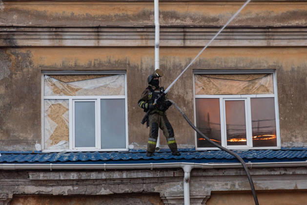 Facility building hit by Russian airstrike in Kramatorsk KRAMATORSK, UKRAINE - AUGUST 30: A firefighter operates at a fire in a facility building following a Russian airstrike in Kramatorsk, Ukraine, on August 30, 2026. Francisco Richart Anadolu Kramatorsk Ukraine. Editorial use only. Please get in touch for any other usage.  Copyright: x2026xAnadoluxFranciscoxRichartx
