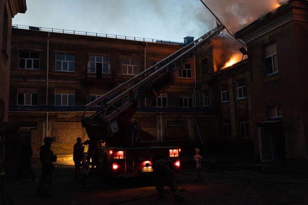 Facility building hit by Russian airstrike in Kramatorsk KRAMATORSK, UKRAINE - AUGUST 30: Firefighters use a crane truck to operate at a fire in a facility building following a Russian airstrike in Kramatorsk, Ukraine, on August 30, 2026. Francisco Richart Anadolu Kramatorsk Ukraine. Editorial use only. Please get in touch for any other usage.  Copyright: x2026xAnadoluxFranciscoxRichartx