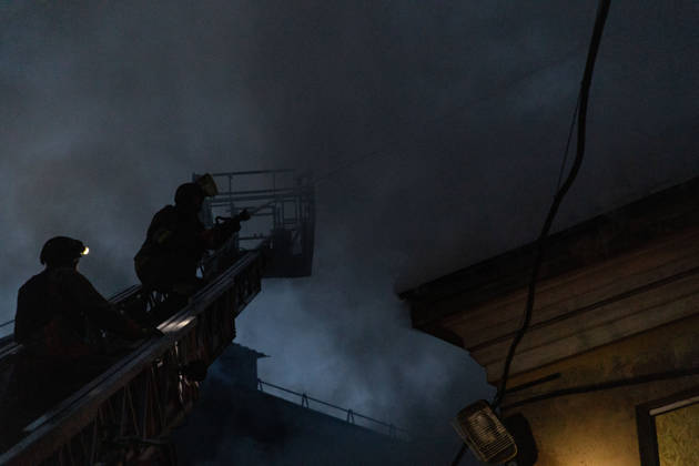 Facility building hit by Russian airstrike in Kramatorsk KRAMATORSK, UKRAINE - AUGUST 30: Firefighters on a crane operate at a fire in a facility building following a Russian airstrike in Kramatorsk, Ukraine, on August 30, 2026. Francisco Richart Anadolu Kramatorsk Ukraine. Editorial use only. Please get in touch for any other usage.  Copyright: x2026xAnadoluxFranciscoxRichartx