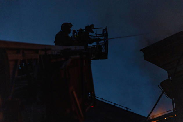 Facility building hit by Russian airstrike in Kramatorsk KRAMATORSK, UKRAINE - AUGUST 30: Firefighters on a crane operate at a fire in a facility building following a Russian airstrike in Kramatorsk, Ukraine, on August 30, 2026. Francisco Richart Anadolu Kramatorsk Ukraine. Editorial use only. Please get in touch for any other usage.  Copyright: x2026xAnadoluxFranciscoxRichartx