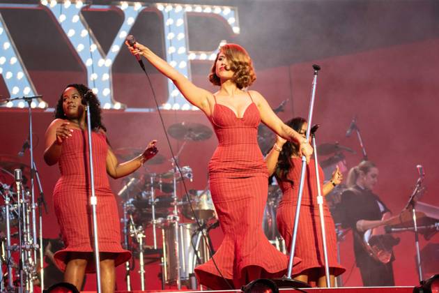 Raye on stage at Leeds Festival, Bramham Park, Leeds, UK, 30-08-26 Raye on stage at Leeds Festival, Bramham Park, Leeds, UK, 30-08-26, Credit:Anthony Longstaff Anthony Longstaff - B5746 Avalon UK, West Yorkshire, Leeds, Bramham Park, Wetherby  Copyright: xAnthonyxLongstaffx xAnthonyxLongstaffx-xB5746x xAvalonx 1129374999