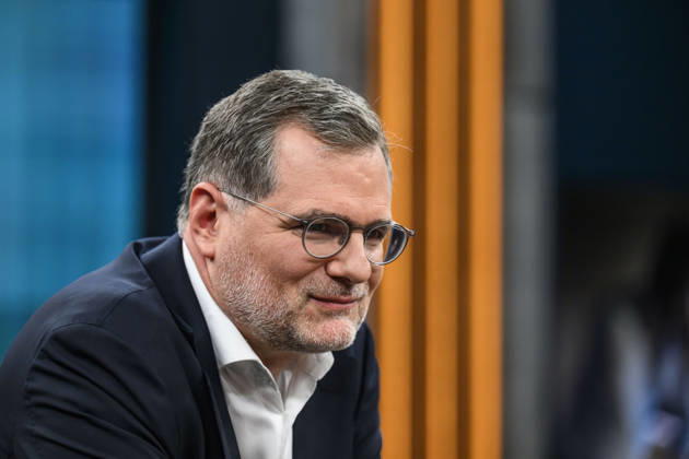 Pictured from left: Wolfgang Schmidt, former Head of the Federal Chancellery and Commissioner for the Intelligence Services, SPD, GER, Berlin, studio, guest on Caren Miosga’s show, political talk show, TV, program, recording, pre-recorded, Das Erste, from Studio 20 in Adlershof, topic: Russia’s hybrid war—how great is the threat to Germany?, August 30, 2026, Copyright: HMBxMedia UwexKoch