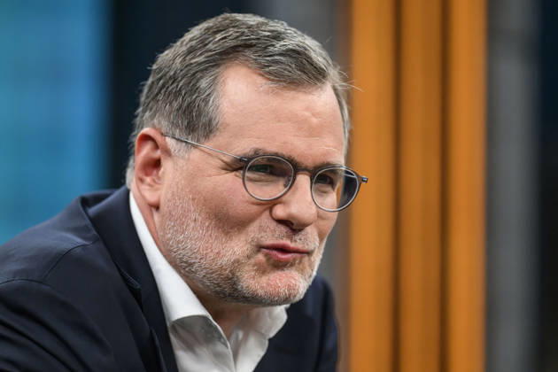 Pictured from left: Wolfgang Schmidt, former Head of the Federal Chancellery and Commissioner for the Intelligence Services, SPD, GER, Berlin, studio, guest on Caren Miosga’s show, political talk show, TV, program, recording, pre-recorded, Das Erste, from Studio 20 in Adlershof, topic: Russia’s hybrid war—how great is the threat to Germany?, August 30, 2026, Copyright: HMBxMedia UwexKoch