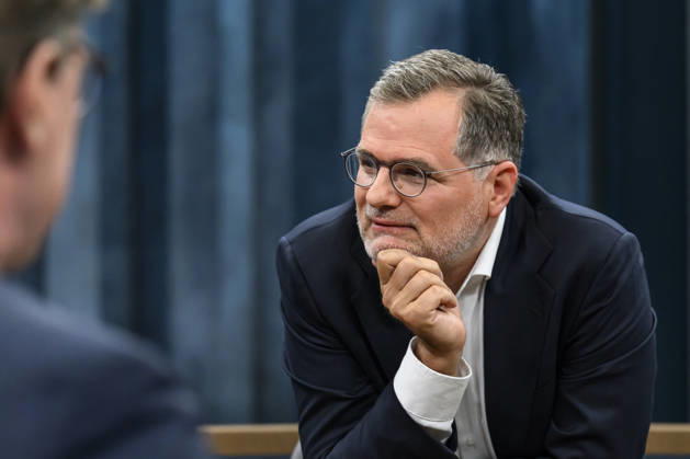 Pictured from left: Wolfgang Schmidt, former Head of the Federal Chancellery and Commissioner for the Intelligence Services, SPD, GER, Berlin, studio, guest on Caren Miosga’s show, political talk show, TV, program, recording, pre-recorded, Das Erste, from Studio 20 in Adlershof, topic: Russia’s hybrid war—how great is the threat to Germany?, August 30, 2026, Copyright: HMBxMedia UwexKoch