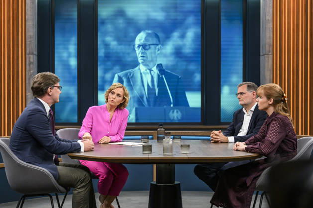 Pictured, from left: Nico Lange, Director of the Institute for Risk Analysis and International Security, in conversation with Caren Miosga; Wolfga Copyright: HMBxMedia UwexKoch