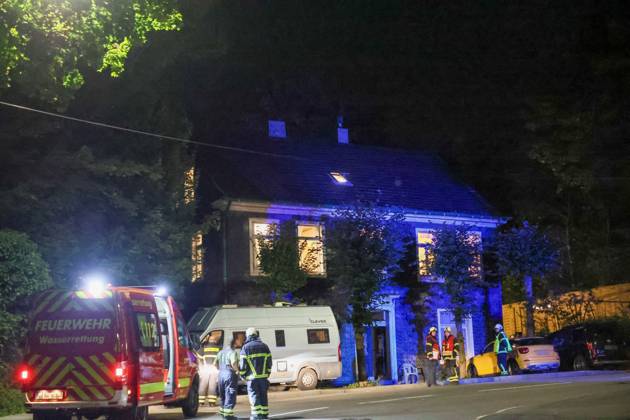 Deckeneinsturz in Mehrgenerationenhaus in Wuppertal-Beyenburg Großes Glück hatten die neun Bewohner eines Mehrgenerationenhauses im beschaulichen Wuppertal-Beyenburg. Am Sonntagabend (30.08.2026) stürzten gegen 21:25 Uhr plötzlich Teile der Wohnzimmerdecke im ersten Obergeschoss ein. Nur durch Glück wurde dabei niemand verletzt. Die Bewohner konnten sich eigenständig mit ihren drei Kindern ins Freie begeben und die Feuerwehr alarmieren. Umgehend wurde die Kurvenstraße gesperrt und ein Großaufgebot von Einsatzkräften rückte an. Ein Baufachberater des Technischen Hilfswerkes stellte bei der Begutachtung fest, dass die Lehmdecke im Wohnzimmer eingestürzt war, die Holzkonstruktion des Fachwerkes war jedoch unbeschädigt. Wie ein Spr