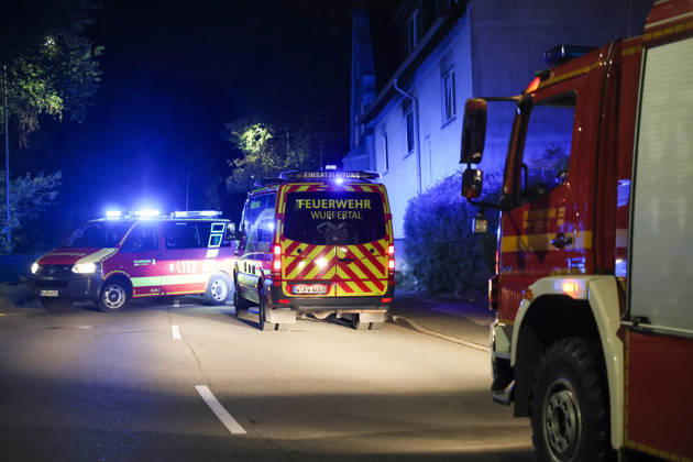 Deckeneinsturz in Mehrgenerationenhaus in Wuppertal-Beyenburg Großes Glück hatten die neun Bewohner eines Mehrgenerationenhauses im beschaulichen Wuppertal-Beyenburg. Am Sonntagabend (30.08.2026) stürzten gegen 21:25 Uhr plötzlich Teile der Wohnzimmerdecke im ersten Obergeschoss ein. Nur durch Glück wurde dabei niemand verletzt. Die Bewohner konnten sich eigenständig mit ihren drei Kindern ins Freie begeben und die Feuerwehr alarmieren. Umgehend wurde die Kurvenstraße gesperrt und ein Großaufgebot von Einsatzkräften rückte an. Ein Baufachberater des Technischen Hilfswerkes stellte bei der Begutachtung fest, dass die Lehmdecke im Wohnzimmer eingestürzt war, die Holzkonstruktion des Fachwerkes war jedoch unbeschädigt. Wie ein Spr