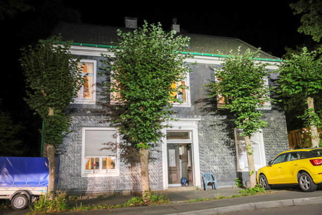 Deckeneinsturz in Mehrgenerationenhaus in Wuppertal-Beyenburg Großes Glück hatten die neun Bewohner eines Mehrgenerationenhauses im beschaulichen Wuppertal-Beyenburg. Am Sonntagabend (30.08.2026) stürzten gegen 21:25 Uhr plötzlich Teile der Wohnzimmerdecke im ersten Obergeschoss ein. Nur durch Glück wurde dabei niemand verletzt. Die Bewohner konnten sich eigenständig mit ihren drei Kindern ins Freie begeben und die Feuerwehr alarmieren. Umgehend wurde die Kurvenstraße gesperrt und ein Großaufgebot von Einsatzkräften rückte an. Ein Baufachberater des Technischen Hilfswerkes stellte bei der Begutachtung fest, dass die Lehmdecke im Wohnzimmer eingestürzt war, die Holzkonstruktion des Fachwerkes war jedoch unbeschädigt. Wie ein Spr