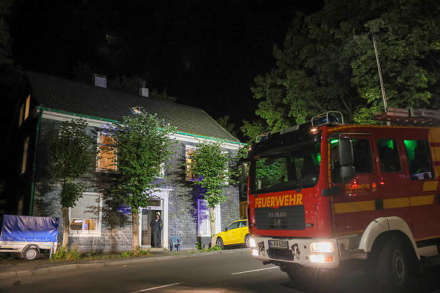 Deckeneinsturz in Mehrgenerationenhaus in Wuppertal-Beyenburg Großes Glück hatten die neun Bewohner eines Mehrgenerationenhauses im beschaulichen Wuppertal-Beyenburg. Am Sonntagabend (30.08.2026) stürzten gegen 21:25 Uhr plötzlich Teile der Wohnzimmerdecke im ersten Obergeschoss ein. Nur durch Glück wurde dabei niemand verletzt. Die Bewohner konnten sich eigenständig mit ihren drei Kindern ins Freie begeben und die Feuerwehr alarmieren. Umgehend wurde die Kurvenstraße gesperrt und ein Großaufgebot von Einsatzkräften rückte an. Ein Baufachberater des Technischen Hilfswerkes stellte bei der Begutachtung fest, dass die Lehmdecke im Wohnzimmer eingestürzt war, die Holzkonstruktion des Fachwerkes war jedoch unbeschädigt. Wie ein Spr