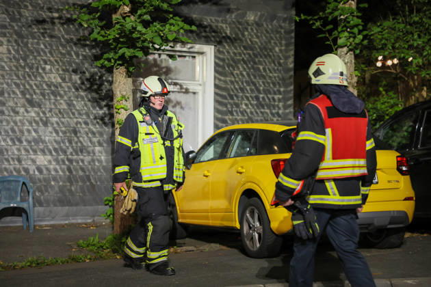 Deckeneinsturz in Mehrgenerationenhaus in Wuppertal-Beyenburg Großes Glück hatten die neun Bewohner eines Mehrgenerationenhauses im beschaulichen Wuppertal-Beyenburg. Am Sonntagabend (30.08.2026) stürzten gegen 21:25 Uhr plötzlich Teile der Wohnzimmerdecke im ersten Obergeschoss ein. Nur durch Glück wurde dabei niemand verletzt. Die Bewohner konnten sich eigenständig mit ihren drei Kindern ins Freie begeben und die Feuerwehr alarmieren. Umgehend wurde die Kurvenstraße gesperrt und ein Großaufgebot von Einsatzkräften rückte an. Ein Baufachberater des Technischen Hilfswerkes stellte bei der Begutachtung fest, dass die Lehmdecke im Wohnzimmer eingestürzt war, die Holzkonstruktion des Fachwerkes war jedoch unbeschädigt. Wie ein Spr