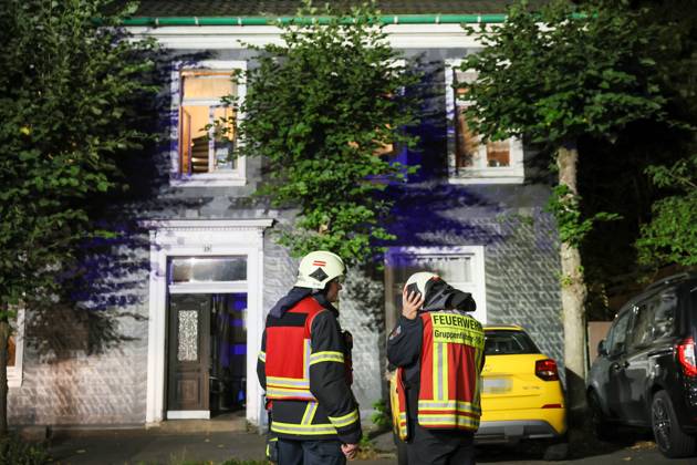 Deckeneinsturz in Mehrgenerationenhaus in Wuppertal-Beyenburg Großes Glück hatten die neun Bewohner eines Mehrgenerationenhauses im beschaulichen Wuppertal-Beyenburg. Am Sonntagabend (30.08.2026) stürzten gegen 21:25 Uhr plötzlich Teile der Wohnzimmerdecke im ersten Obergeschoss ein. Nur durch Glück wurde dabei niemand verletzt. Die Bewohner konnten sich eigenständig mit ihren drei Kindern ins Freie begeben und die Feuerwehr alarmieren. Umgehend wurde die Kurvenstraße gesperrt und ein Großaufgebot von Einsatzkräften rückte an. Ein Baufachberater des Technischen Hilfswerkes stellte bei der Begutachtung fest, dass die Lehmdecke im Wohnzimmer eingestürzt war, die Holzkonstruktion des Fachwerkes war jedoch unbeschädigt. Wie ein Spr