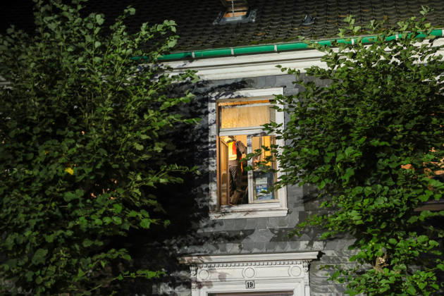 Deckeneinsturz in Mehrgenerationenhaus in Wuppertal-Beyenburg Großes Glück hatten die neun Bewohner eines Mehrgenerationenhauses im beschaulichen Wuppertal-Beyenburg. Am Sonntagabend (30.08.2026) stürzten gegen 21:25 Uhr plötzlich Teile der Wohnzimmerdecke im ersten Obergeschoss ein. Nur durch Glück wurde dabei niemand verletzt. Die Bewohner konnten sich eigenständig mit ihren drei Kindern ins Freie begeben und die Feuerwehr alarmieren. Umgehend wurde die Kurvenstraße gesperrt und ein Großaufgebot von Einsatzkräften rückte an. Ein Baufachberater des Technischen Hilfswerkes stellte bei der Begutachtung fest, dass die Lehmdecke im Wohnzimmer eingestürzt war, die Holzkonstruktion des Fachwerkes war jedoch unbeschädigt. Wie ein Spr
