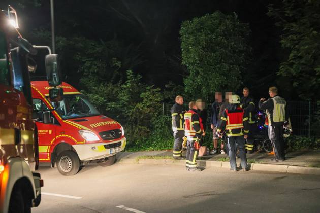 Deckeneinsturz in Mehrgenerationenhaus in Wuppertal-Beyenburg Großes Glück hatten die neun Bewohner eines Mehrgenerationenhauses im beschaulichen Wuppertal-Beyenburg. Am Sonntagabend (30.08.2026) stürzten gegen 21:25 Uhr plötzlich Teile der Wohnzimmerdecke im ersten Obergeschoss ein. Nur durch Glück wurde dabei niemand verletzt. Die Bewohner konnten sich eigenständig mit ihren drei Kindern ins Freie begeben und die Feuerwehr alarmieren. Umgehend wurde die Kurvenstraße gesperrt und ein Großaufgebot von Einsatzkräften rückte an. Ein Baufachberater des Technischen Hilfswerkes stellte bei der Begutachtung fest, dass die Lehmdecke im Wohnzimmer eingestürzt war, die Holzkonstruktion des Fachwerkes war jedoch unbeschädigt. Wie ein Spr