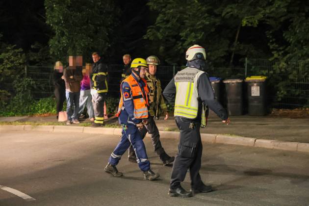 Deckeneinsturz in Mehrgenerationenhaus in Wuppertal-Beyenburg Großes Glück hatten die neun Bewohner eines Mehrgenerationenhauses im beschaulichen Wuppertal-Beyenburg. Am Sonntagabend (30.08.2026) stürzten gegen 21:25 Uhr plötzlich Teile der Wohnzimmerdecke im ersten Obergeschoss ein. Nur durch Glück wurde dabei niemand verletzt. Die Bewohner konnten sich eigenständig mit ihren drei Kindern ins Freie begeben und die Feuerwehr alarmieren. Umgehend wurde die Kurvenstraße gesperrt und ein Großaufgebot von Einsatzkräften rückte an. Ein Baufachberater des Technischen Hilfswerkes stellte bei der Begutachtung fest, dass die Lehmdecke im Wohnzimmer eingestürzt war, die Holzkonstruktion des Fachwerkes war jedoch unbeschädigt. Wie ein Spr
