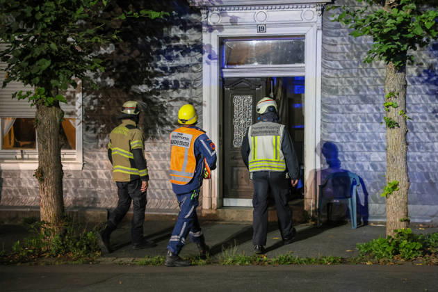 Deckeneinsturz in Mehrgenerationenhaus in Wuppertal-Beyenburg Großes Glück hatten die neun Bewohner eines Mehrgenerationenhauses im beschaulichen Wuppertal-Beyenburg. Am Sonntagabend (30.08.2026) stürzten gegen 21:25 Uhr plötzlich Teile der Wohnzimmerdecke im ersten Obergeschoss ein. Nur durch Glück wurde dabei niemand verletzt. Die Bewohner konnten sich eigenständig mit ihren drei Kindern ins Freie begeben und die Feuerwehr alarmieren. Umgehend wurde die Kurvenstraße gesperrt und ein Großaufgebot von Einsatzkräften rückte an. Ein Baufachberater des Technischen Hilfswerkes stellte bei der Begutachtung fest, dass die Lehmdecke im Wohnzimmer eingestürzt war, die Holzkonstruktion des Fachwerkes war jedoch unbeschädigt. Wie ein Spr