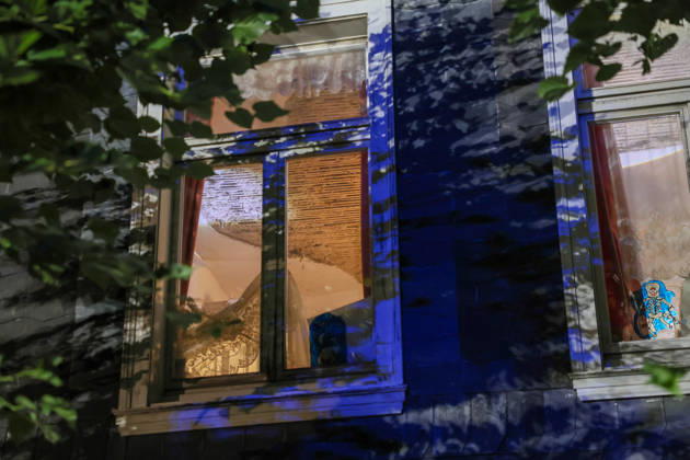 Deckeneinsturz in Mehrgenerationenhaus in Wuppertal-Beyenburg Großes Glück hatten die neun Bewohner eines Mehrgenerationenhauses im beschaulichen Wuppertal-Beyenburg. Am Sonntagabend (30.08.2026) stürzten gegen 21:25 Uhr plötzlich Teile der Wohnzimmerdecke im ersten Obergeschoss ein. Nur durch Glück wurde dabei niemand verletzt. Die Bewohner konnten sich eigenständig mit ihren drei Kindern ins Freie begeben und die Feuerwehr alarmieren. Umgehend wurde die Kurvenstraße gesperrt und ein Großaufgebot von Einsatzkräften rückte an. Ein Baufachberater des Technischen Hilfswerkes stellte bei der Begutachtung fest, dass die Lehmdecke im Wohnzimmer eingestürzt war, die Holzkonstruktion des Fachwerkes war jedoch unbeschädigt. Wie ein Spr