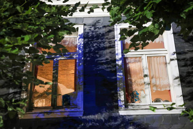 Deckeneinsturz in Mehrgenerationenhaus in Wuppertal-Beyenburg Großes Glück hatten die neun Bewohner eines Mehrgenerationenhauses im beschaulichen Wuppertal-Beyenburg. Am Sonntagabend (30.08.2026) stürzten gegen 21:25 Uhr plötzlich Teile der Wohnzimmerdecke im ersten Obergeschoss ein. Nur durch Glück wurde dabei niemand verletzt. Die Bewohner konnten sich eigenständig mit ihren drei Kindern ins Freie begeben und die Feuerwehr alarmieren. Umgehend wurde die Kurvenstraße gesperrt und ein Großaufgebot von Einsatzkräften rückte an. Ein Baufachberater des Technischen Hilfswerkes stellte bei der Begutachtung fest, dass die Lehmdecke im Wohnzimmer eingestürzt war, die Holzkonstruktion des Fachwerkes war jedoch unbeschädigt. Wie ein Spr