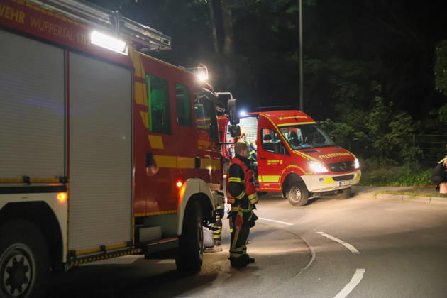 Deckeneinsturz in Mehrgenerationenhaus in Wuppertal-Beyenburg Großes Glück hatten die neun Bewohner eines Mehrgenerationenhauses im beschaulichen Wuppertal-Beyenburg. Am Sonntagabend (30.08.2026) stürzten gegen 21:25 Uhr plötzlich Teile der Wohnzimmerdecke im ersten Obergeschoss ein. Nur durch Glück wurde dabei niemand verletzt. Die Bewohner konnten sich eigenständig mit ihren drei Kindern ins Freie begeben und die Feuerwehr alarmieren. Umgehend wurde die Kurvenstraße gesperrt und ein Großaufgebot von Einsatzkräften rückte an. Ein Baufachberater des Technischen Hilfswerkes stellte bei der Begutachtung fest, dass die Lehmdecke im Wohnzimmer eingestürzt war, die Holzkonstruktion des Fachwerkes war jedoch unbeschädigt. Wie ein Spr
