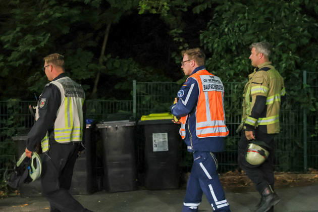 Deckeneinsturz in Mehrgenerationenhaus in Wuppertal-Beyenburg Großes Glück hatten die neun Bewohner eines Mehrgenerationenhauses im beschaulichen Wuppertal-Beyenburg. Am Sonntagabend (30.08.2026) stürzten gegen 21:25 Uhr plötzlich Teile der Wohnzimmerdecke im ersten Obergeschoss ein. Nur durch Glück wurde dabei niemand verletzt. Die Bewohner konnten sich eigenständig mit ihren drei Kindern ins Freie begeben und die Feuerwehr alarmieren. Umgehend wurde die Kurvenstraße gesperrt und ein Großaufgebot von Einsatzkräften rückte an. Ein Baufachberater des Technischen Hilfswerkes stellte bei der Begutachtung fest, dass die Lehmdecke im Wohnzimmer eingestürzt war, die Holzkonstruktion des Fachwerkes war jedoch unbeschädigt. Wie ein Spr