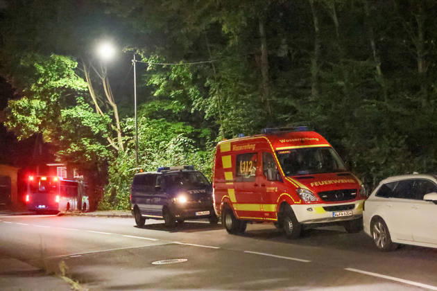 Deckeneinsturz in Mehrgenerationenhaus in Wuppertal-Beyenburg Großes Glück hatten die neun Bewohner eines Mehrgenerationenhauses im beschaulichen Wuppertal-Beyenburg. Am Sonntagabend (30.08.2026) stürzten gegen 21:25 Uhr plötzlich Teile der Wohnzimmerdecke im ersten Obergeschoss ein. Nur durch Glück wurde dabei niemand verletzt. Die Bewohner konnten sich eigenständig mit ihren drei Kindern ins Freie begeben und die Feuerwehr alarmieren. Umgehend wurde die Kurvenstraße gesperrt und ein Großaufgebot von Einsatzkräften rückte an. Ein Baufachberater des Technischen Hilfswerkes stellte bei der Begutachtung fest, dass die Lehmdecke im Wohnzimmer eingestürzt war, die Holzkonstruktion des Fachwerkes war jedoch unbeschädigt. Wie ein Spr