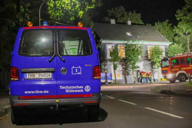 Deckeneinsturz in Mehrgenerationenhaus in Wuppertal-Beyenburg Großes Glück hatten die neun Bewohner eines Mehrgenerationenhauses im beschaulichen Wuppertal-Beyenburg. Am Sonntagabend (30.08.2026) stürzten gegen 21:25 Uhr plötzlich Teile der Wohnzimmerdecke im ersten Obergeschoss ein. Nur durch Glück wurde dabei niemand verletzt. Die Bewohner konnten sich eigenständig mit ihren drei Kindern ins Freie begeben und die Feuerwehr alarmieren. Umgehend wurde die Kurvenstraße gesperrt und ein Großaufgebot von Einsatzkräften rückte an. Ein Baufachberater des Technischen Hilfswerkes stellte bei der Begutachtung fest, dass die Lehmdecke im Wohnzimmer eingestürzt war, die Holzkonstruktion des Fachwerkes war jedoch unbeschädigt. Wie ein Spr