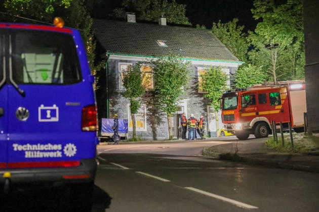 Deckeneinsturz in Mehrgenerationenhaus in Wuppertal-Beyenburg Großes Glück hatten die neun Bewohner eines Mehrgenerationenhauses im beschaulichen Wuppertal-Beyenburg. Am Sonntagabend (30.08.2026) stürzten gegen 21:25 Uhr plötzlich Teile der Wohnzimmerdecke im ersten Obergeschoss ein. Nur durch Glück wurde dabei niemand verletzt. Die Bewohner konnten sich eigenständig mit ihren drei Kindern ins Freie begeben und die Feuerwehr alarmieren. Umgehend wurde die Kurvenstraße gesperrt und ein Großaufgebot von Einsatzkräften rückte an. Ein Baufachberater des Technischen Hilfswerkes stellte bei der Begutachtung fest, dass die Lehmdecke im Wohnzimmer eingestürzt war, die Holzkonstruktion des Fachwerkes war jedoch unbeschädigt. Wie ein Spr