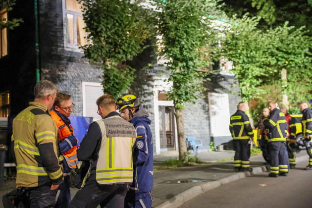 Deckeneinsturz in Mehrgenerationenhaus in Wuppertal-Beyenburg Großes Glück hatten die neun Bewohner eines Mehrgenerationenhauses im beschaulichen Wuppertal-Beyenburg. Am Sonntagabend (30.08.2026) stürzten gegen 21:25 Uhr plötzlich Teile der Wohnzimmerdecke im ersten Obergeschoss ein. Nur durch Glück wurde dabei niemand verletzt. Die Bewohner konnten sich eigenständig mit ihren drei Kindern ins Freie begeben und die Feuerwehr alarmieren. Umgehend wurde die Kurvenstraße gesperrt und ein Großaufgebot von Einsatzkräften rückte an. Ein Baufachberater des Technischen Hilfswerkes stellte bei der Begutachtung fest, dass die Lehmdecke im Wohnzimmer eingestürzt war, die Holzkonstruktion des Fachwerkes war jedoch unbeschädigt. Wie ein Spr