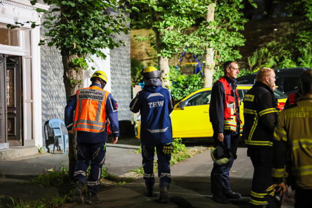 Deckeneinsturz in Mehrgenerationenhaus in Wuppertal-Beyenburg Großes Glück hatten die neun Bewohner eines Mehrgenerationenhauses im beschaulichen Wuppertal-Beyenburg. Am Sonntagabend (30.08.2026) stürzten gegen 21:25 Uhr plötzlich Teile der Wohnzimmerdecke im ersten Obergeschoss ein. Nur durch Glück wurde dabei niemand verletzt. Die Bewohner konnten sich eigenständig mit ihren drei Kindern ins Freie begeben und die Feuerwehr alarmieren. Umgehend wurde die Kurvenstraße gesperrt und ein Großaufgebot von Einsatzkräften rückte an. Ein Baufachberater des Technischen Hilfswerkes stellte bei der Begutachtung fest, dass die Lehmdecke im Wohnzimmer eingestürzt war, die Holzkonstruktion des Fachwerkes war jedoch unbeschädigt. Wie ein Spr