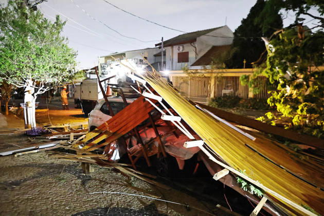 CAMPINAS, SP - 30.08.2026: TEMPORAL PROVOCA ESTRAGOS EM CAMPINAS - The storm that hit Campinas (SP) on Sunday afternoon (30) ripped the roof off the Paranapanema Health Center and the Brigida Chinaglia Costa CEI, on Rua Boaventura Lemos, in Jardim Guarani. The street was left without power and CPFL reported that it was working to restore the service. x3007593x  LeandroxFerreira
