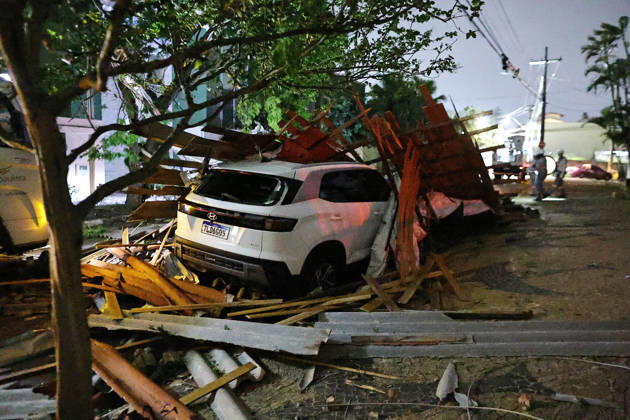 CAMPINAS, SP - 30.08.2026: TEMPORAL PROVOCA ESTRAGOS EM CAMPINAS - The storm that hit Campinas (SP) on Sunday afternoon (30) ripped the roof off the Paranapanema Health Center and the Brigida Chinaglia Costa CEI, on Rua Boaventura Lemos, in Jardim Guarani. The street was left without power and CPFL reported that it was working to restore the service. x3007594x LeandroxFerreira