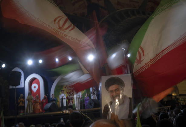 Nightly Pro-Government Rally In Tehran, Iran A pro-government supporter holds a portrait of Iran s Supreme Leader Ayatollah Mojtaba Khamenei during a nightly rally in downtown Tehran, Iran, on August 30, 2026. U.S. forces strike two Iranian military launchers on Larak Island in the Strait of Hormuz on August 30, in the first reported U.S. attack on Iranian territory since late July. Tehran Tehran Iran  Copyright: xMortezaxNikoubazlx originalFilename: nikoubazl-nightlyp260830_npHRG.jpg
