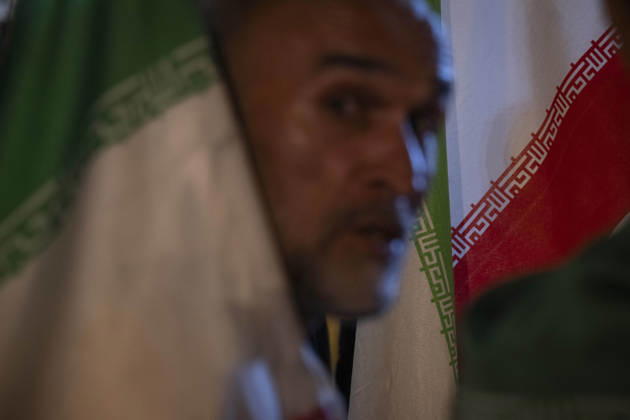 Nightly Pro-Government Rally In Tehran, Iran A pro-government supporter holds an Iranian national flag during a nightly rally in downtown Tehran, Iran, on August 30, 2026. U.S. forces struck two Iranian military launchers on Larak Island in the Strait of Hormuz on August 30, in the first reported U.S. attack on Iranian territory since late July. Tehran Tehran Iran  Copyright: xMortezaxNikoubazlx originalFilename: nikoubazl-nightlyp260830_npHQ2.jpg