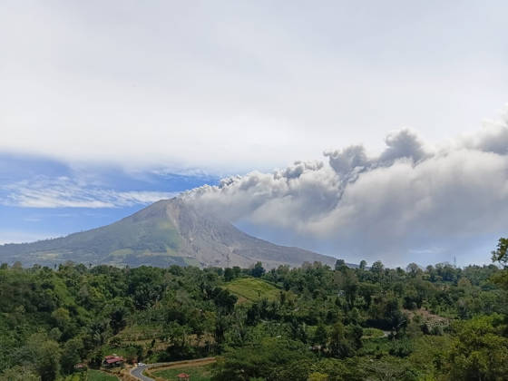 Mount Sinabung erupts in Indonesia, spewing ash 3.5 kilometers into sky KARO, INDONESIA - AUGUST 31: A thick column of volcanic ash rises from Mount Sinabung during an eruption in Karo Regency, North Sumatra, Indonesia, on August 31, 2026. The volcano erupted on Monday morning, sending a thick column of volcanic ash approximately 3,500 meters (3.5 kilometers) above its summit. Riski Cahyadi Anadolu Karo Indonesia. Editorial use only. Please get in touch for any other usage.  Copyright: x2026xAnadoluxRiskixCahyadix