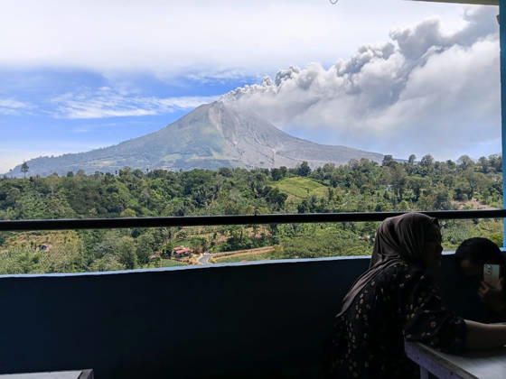 Mount Sinabung erupts in Indonesia, spewing ash 3.5 kilometers into sky KARO, INDONESIA - AUGUST 31: A thick column of volcanic ash rises from Mount Sinabung during an eruption in Karo Regency, North Sumatra, Indonesia, on August 31, 2026. The volcano erupted on Monday morning, sending a thick column of volcanic ash approximately 3,500 meters (3.5 kilometers) above its summit. Riski Cahyadi Anadolu Karo Indonesia. Editorial use only. Please get in touch for any other usage.  Copyright: x2026xAnadoluxRiskixCahyadix