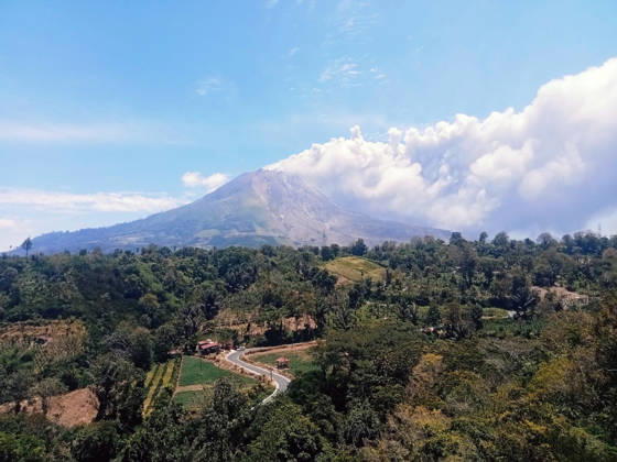 Mount Sinabung erupts in Indonesia, spewing ash 3.5 kilometers into sky KARO, INDONESIA - AUGUST 31: A thick column of volcanic ash rises from Mount Sinabung during an eruption in Karo Regency, North Sumatra, Indonesia, on August 31, 2026. The volcano erupted on Monday morning, sending a thick column of volcanic ash approximately 3,500 meters (3.5 kilometers) above its summit. Riski Cahyadi Anadolu Karo Indonesia. Editorial use only. Please get in touch for any other usage.  Copyright: x2026xAnadoluxRiskixCahyadix