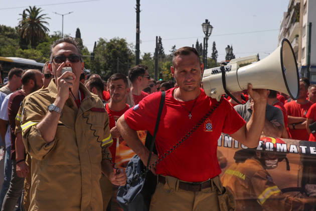 Seasonal firefighters rally in Athens demanding year-round employment ATHENS, GREECE - AUGUST 31: Seasonal firefighters gather at Syntagma Square in Athens during a demonstration demanding year-round employment, on August 31, 2026 in Athens, Greece. Firefighters traveled by bus from different parts of the country to take part in the protest in the Greek capital. Ayhan Mehmet Anadolu Athens Greece. Editorial use only. Please get in touch for any other usage.  Copyright: x2026xAnadoluxAyhanxMehmetx